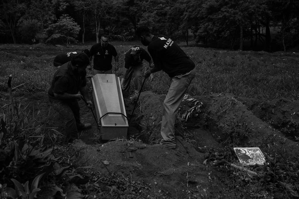 Brasil registra 15 mortes por Covid; média móvel segue em alta